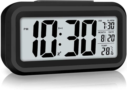Lesipee Digital Alarm Clock, Clock for Bedroom, Desk Clock Battery Operated, Digital Clock with Smart Night Light 12/24H Display Snooze Function for Heavy Sleepers for Kids