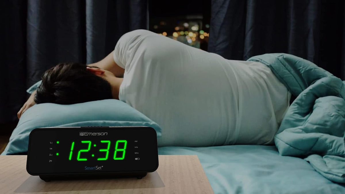 Emerson SmartSet Dual Alarm Clock Radio with AM/FM, Auto Time Setting, Sleep Timer, Snooze, 20 Presets, Easy-to-Read .9-inch Jade Green Dimmable LED Display, CKS1900