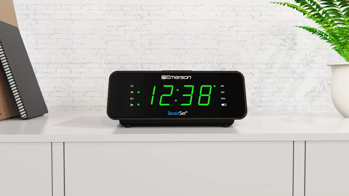 Emerson SmartSet Dual Alarm Clock Radio with AM/FM, Auto Time Setting, Sleep Timer, Snooze, 20 Presets, Easy-to-Read .9-inch Jade Green Dimmable LED Display, CKS1900